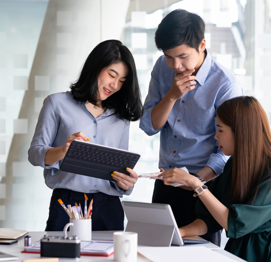 businessmen-teamwork-meeting-discuss-investment 1